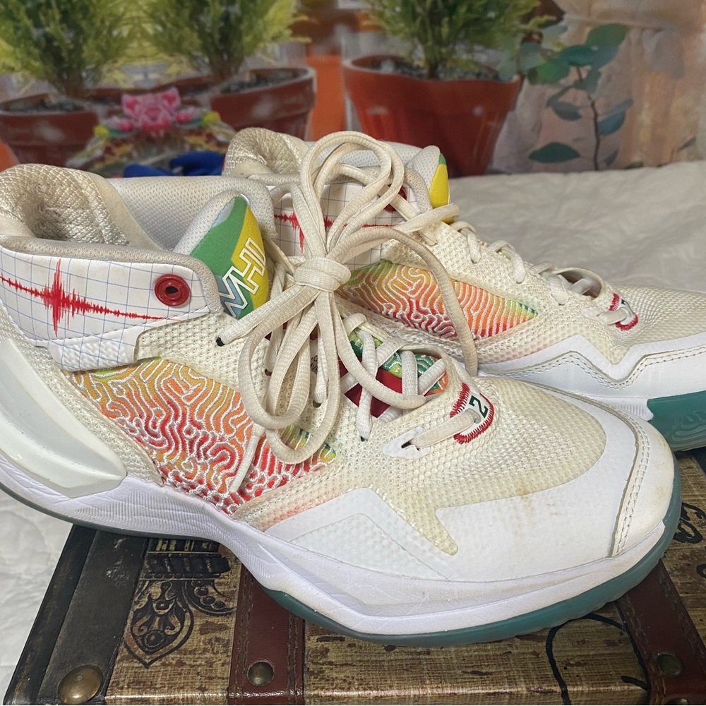 Ladies basketball shoes